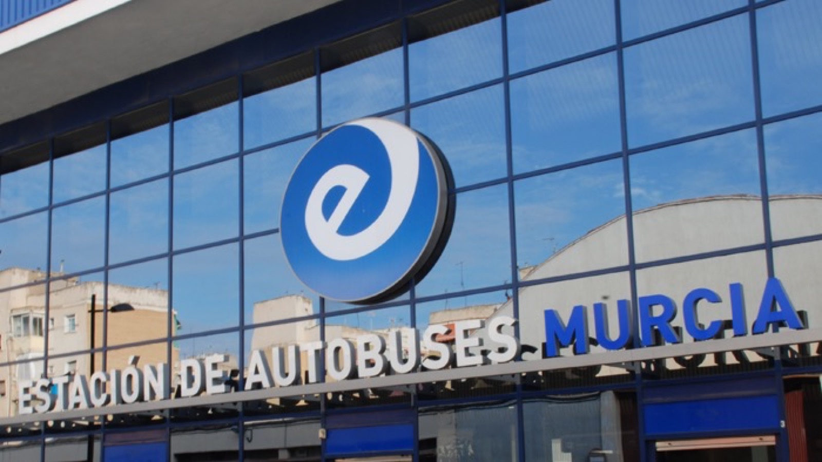 Fachada de la Estación de Autobuses de Murcia, destino de la conexión desde Archena. Foto: Estación de Autobuses de Murcia.
