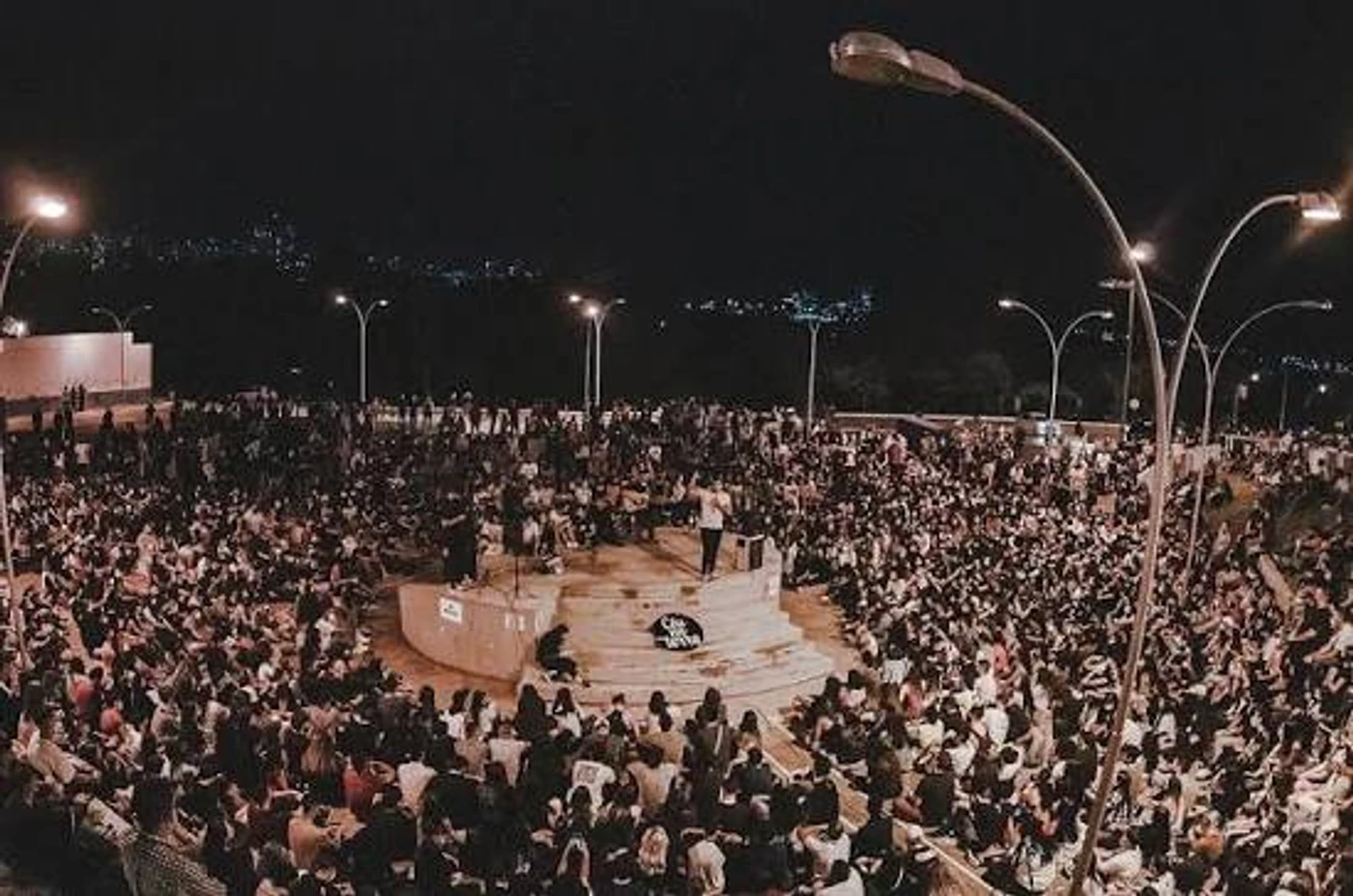 Una plaza de Brasilia llena durante un encuentro del movimiento Céu na Terra