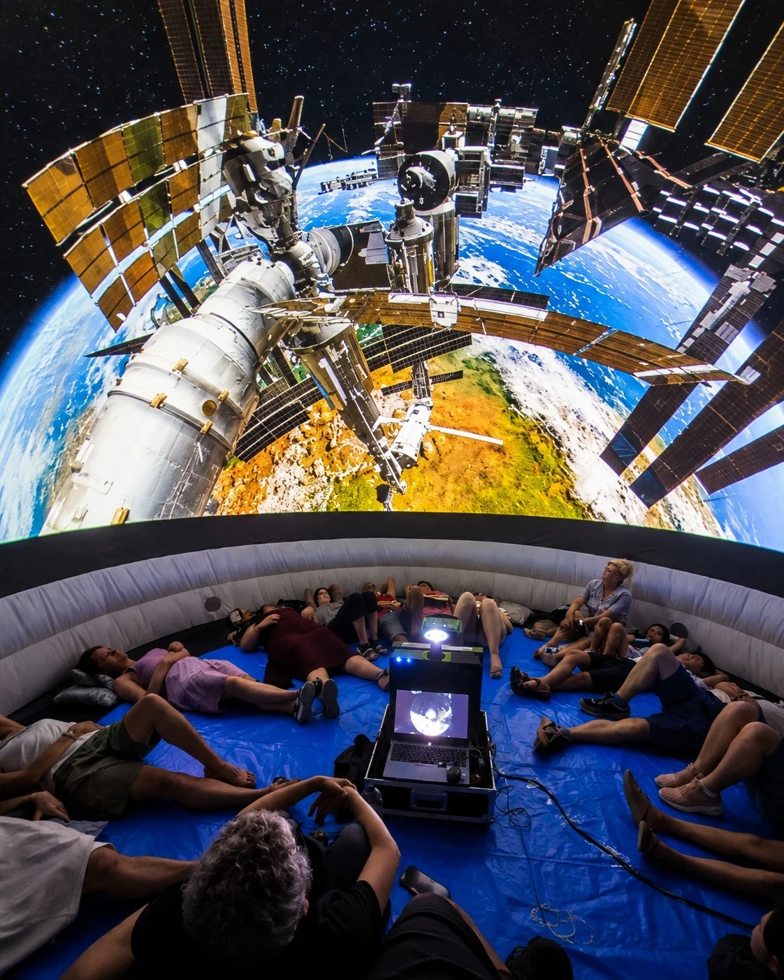 Alumnos participan en una sesión dentro del planetario portátil de Astroiberia
