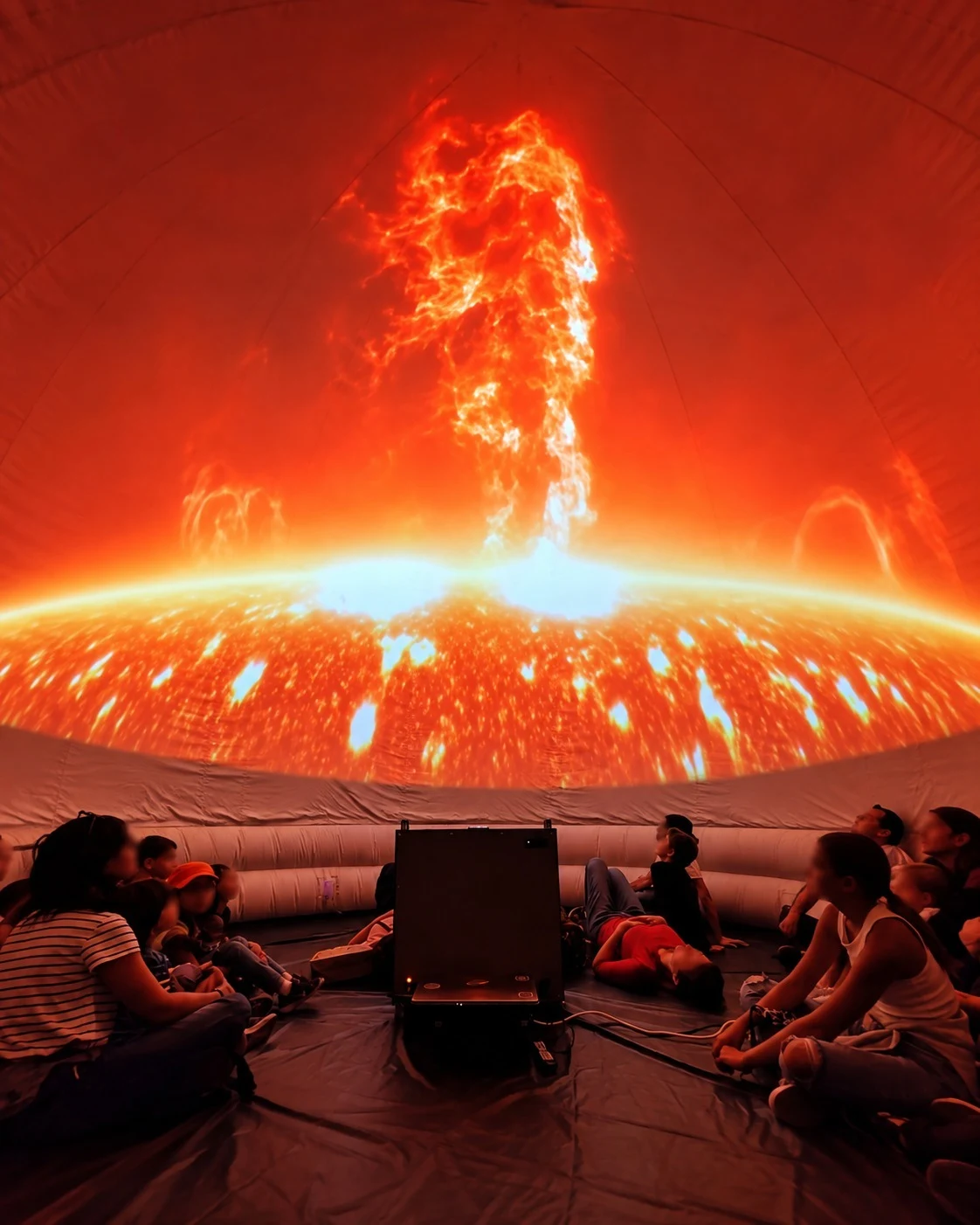 Proyección de la actividad solar en una sesión educativa dentro de un planetario