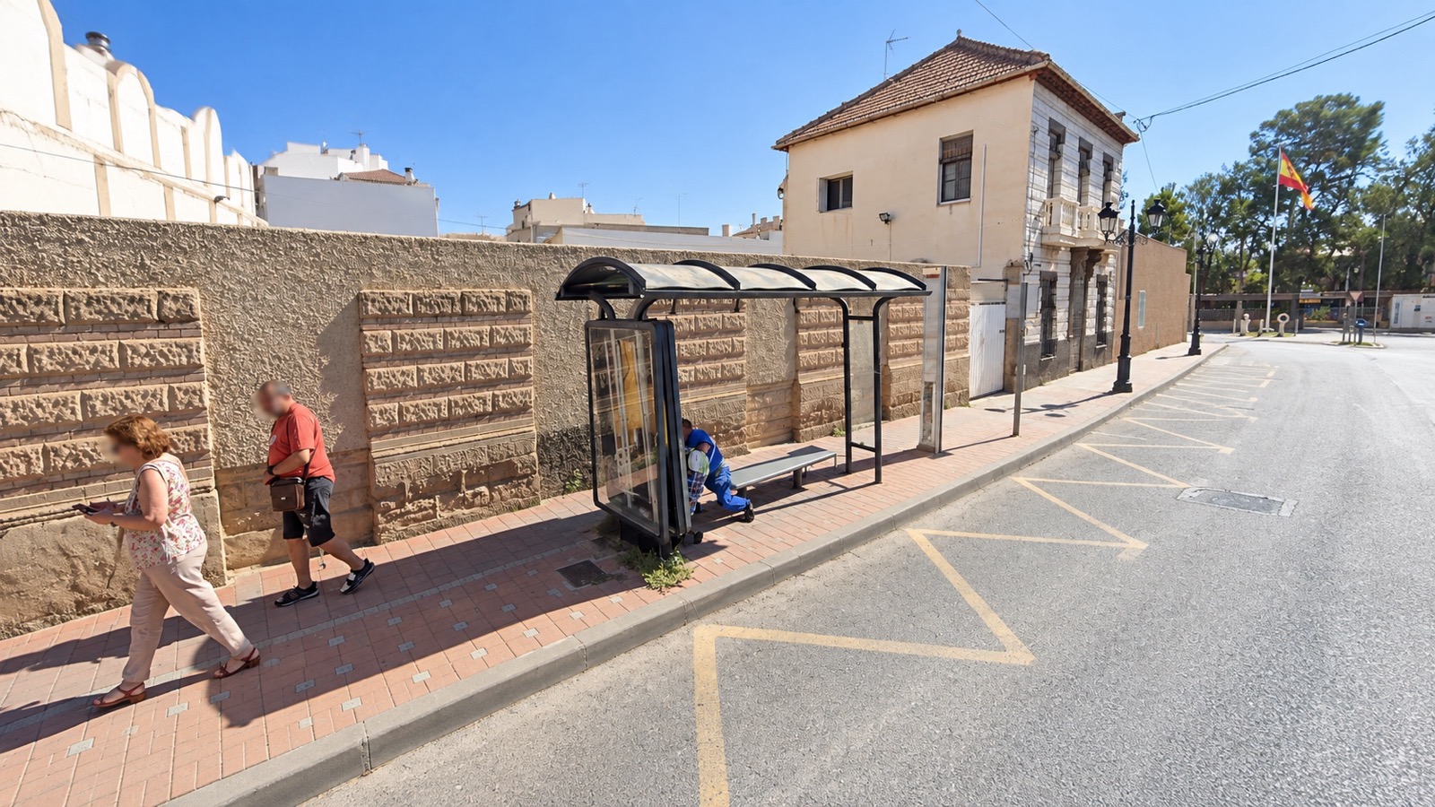 Parada de autobús de la avenida Daniel Ayala, junto a la Plaza 1º de Mayo, en Archena. Imagen: Google Street View.