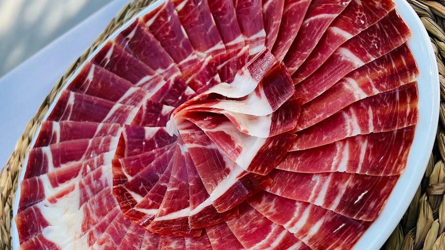 Plato de jamón cortado en lonchas finas. Imagen: Alberto David Mateos.