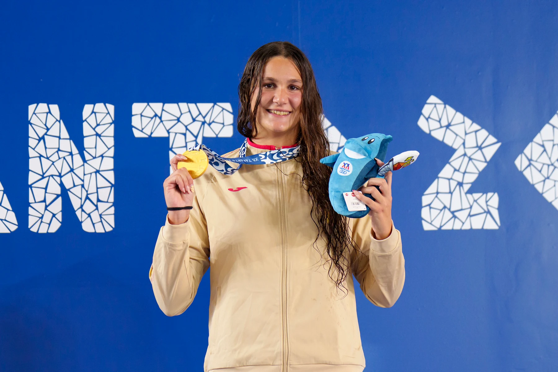 Ainhoa Campabadal muestra su medalla de oro en los Juegos Mediterráneos de Taranto 2026