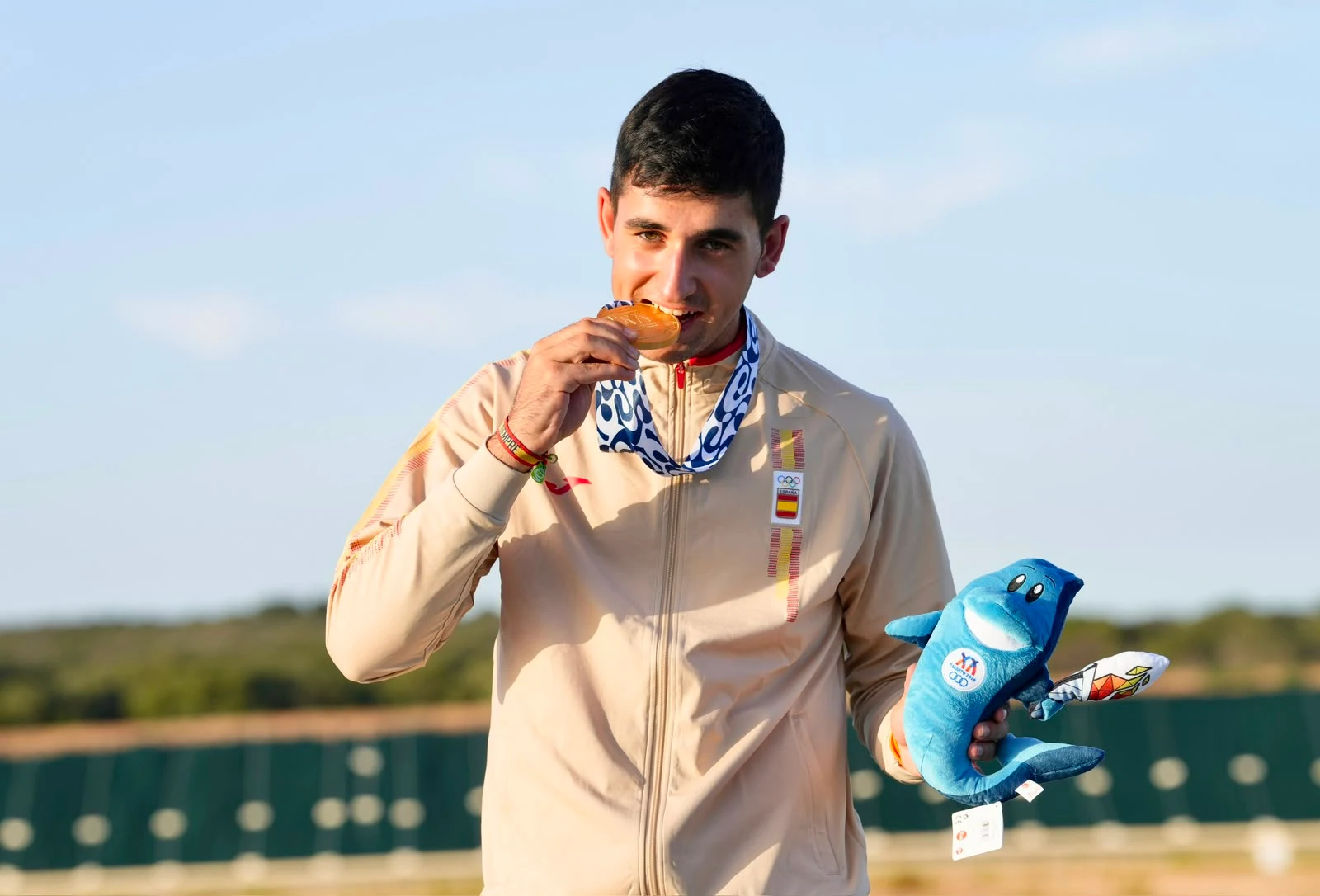 Andrés García muestra su medalla de oro en los Juegos Mediterráneos de Taranto 2026