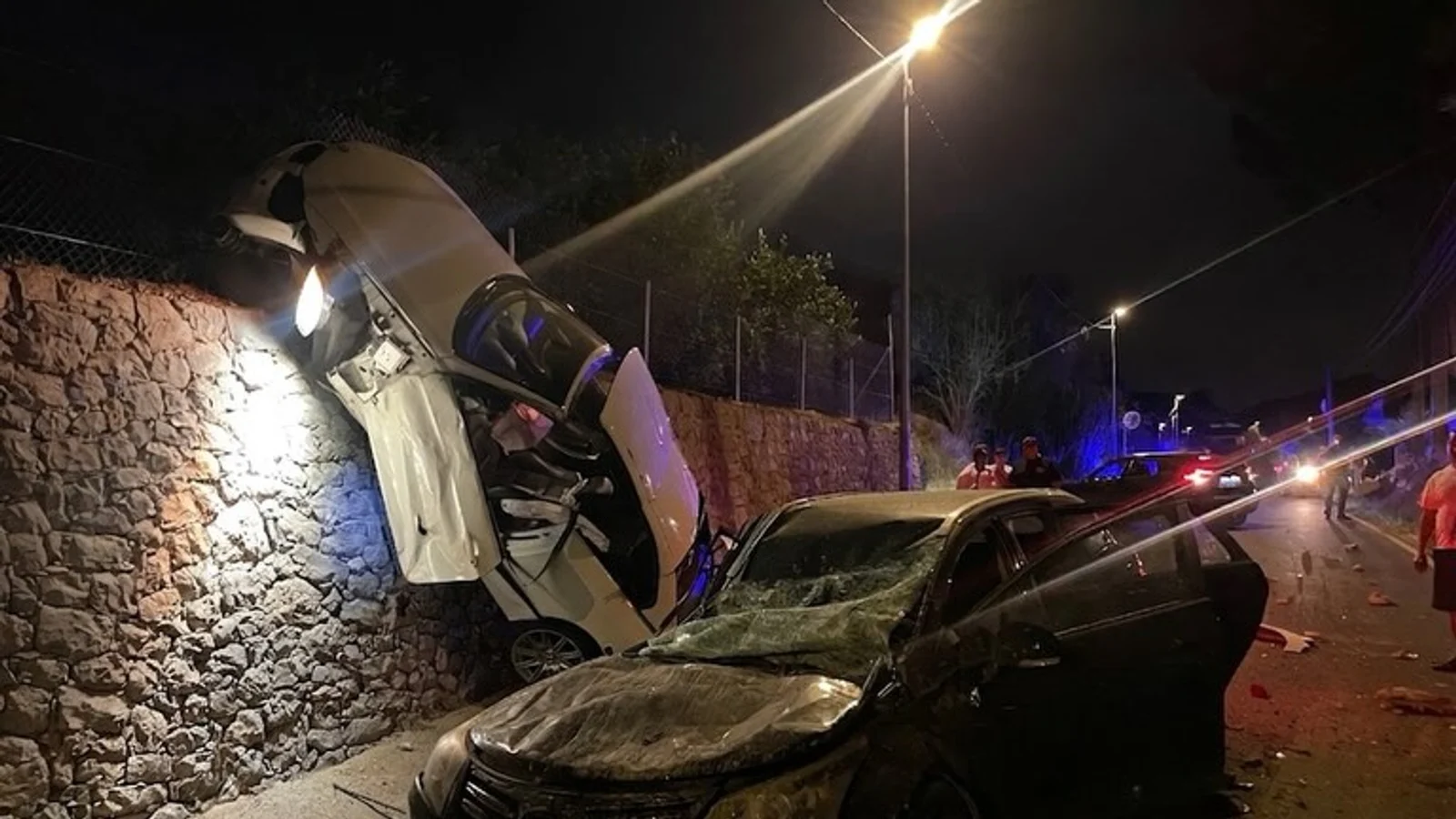 Intervención policial tras un accidente de tráfico en la RM-512 en Abarán