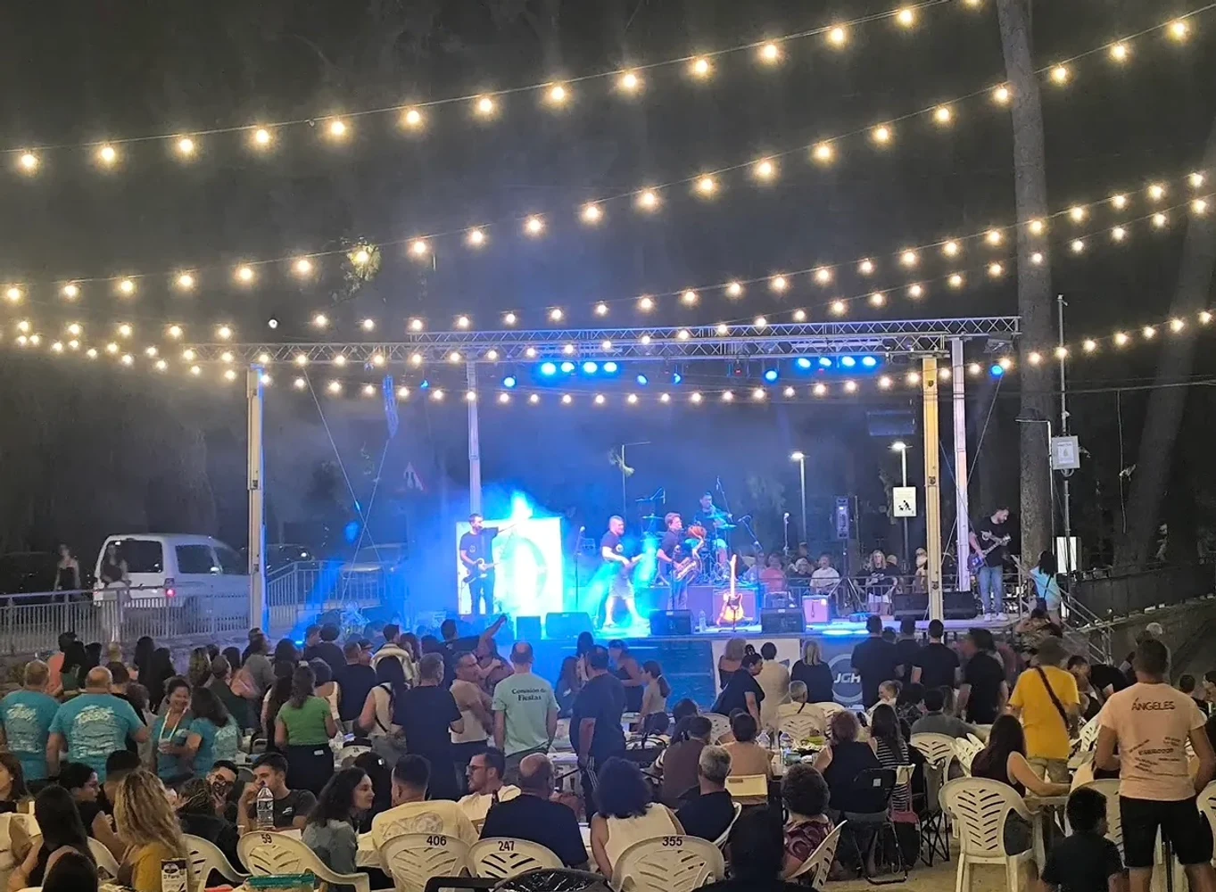 Escenario y público durante las fiestas de El Otro Lao en Archena