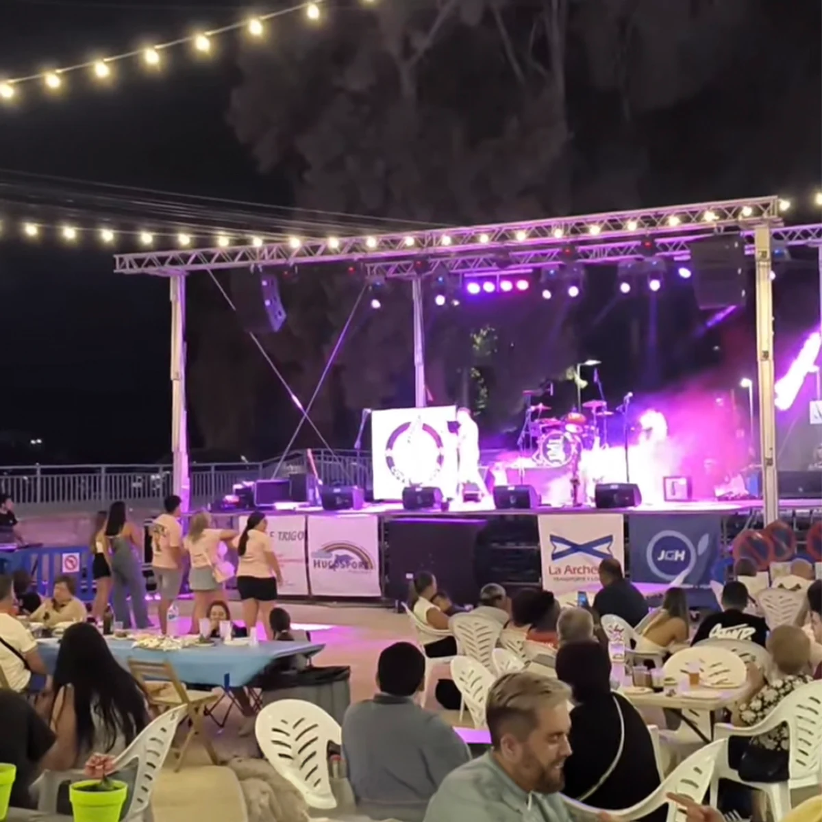 Vecinos reunidos junto al escenario del recinto ferial de El Otro Lao