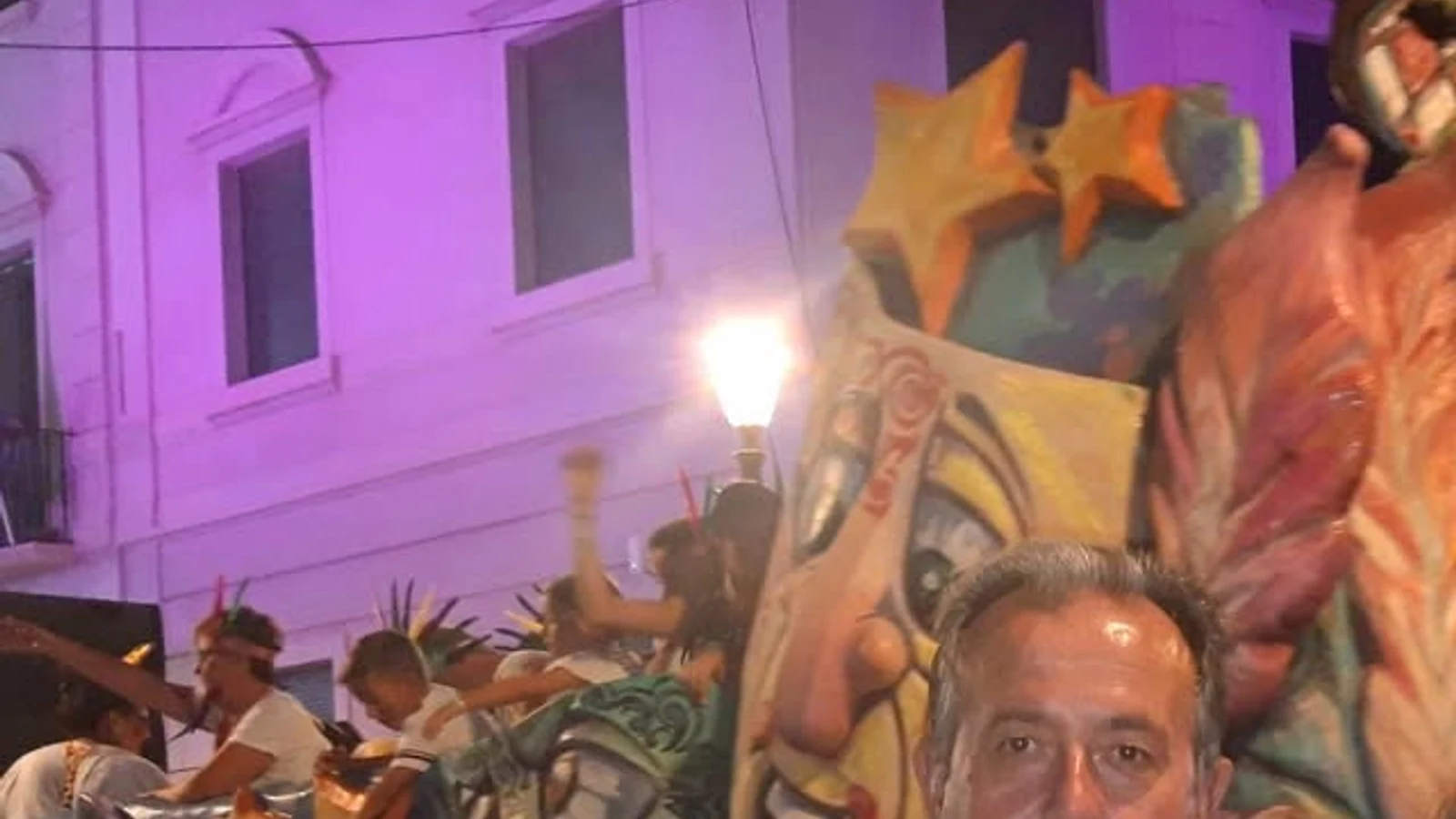 Peñas y comparsas participan en el Desfile de Carrozas de Cieza durante las fiestas de agosto