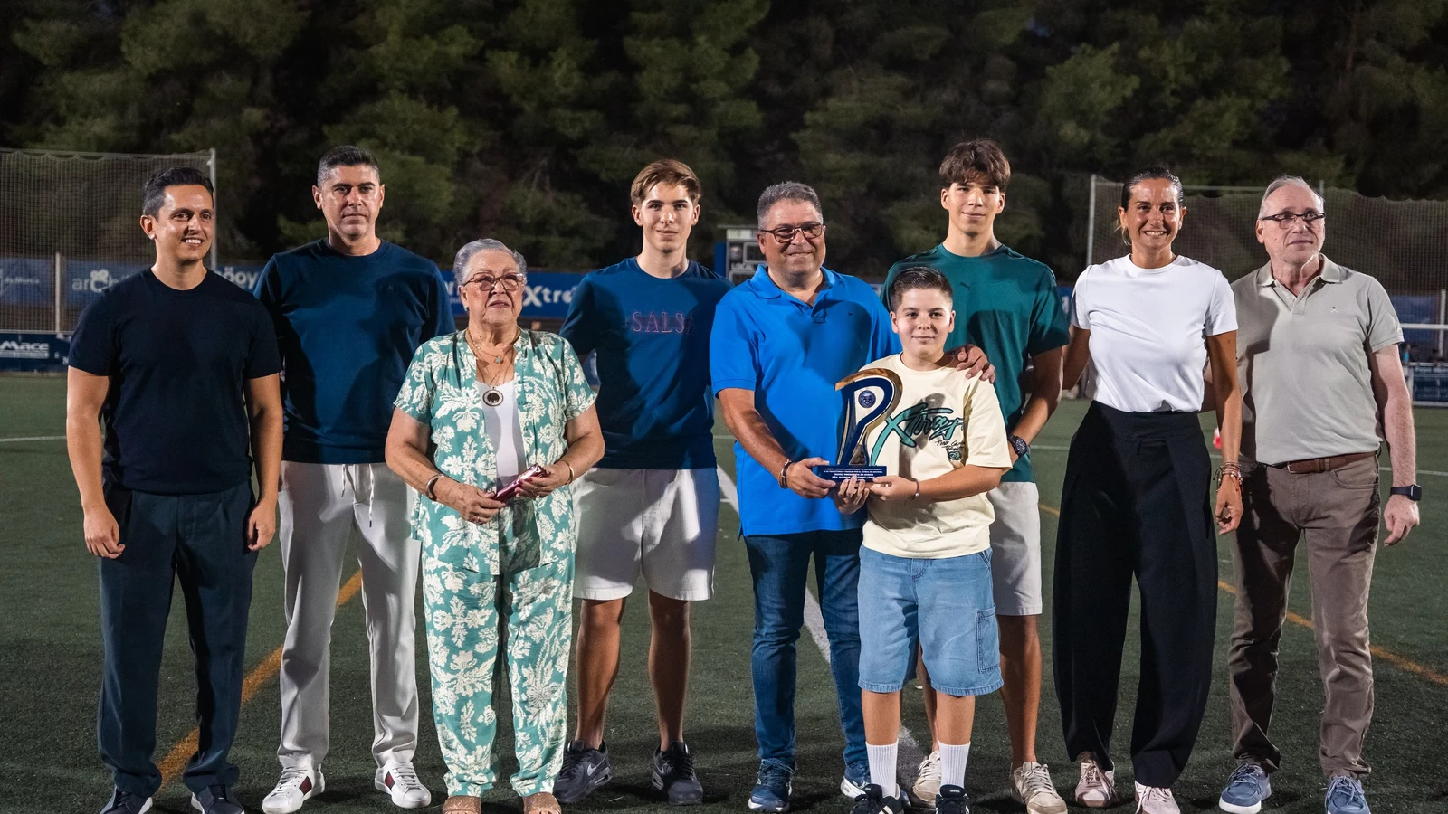 D. Lázaro Palazón posa junto a representantes del Archena FC y la alcaldesa Patricia Fernández durante el reconocimiento en el Andrés Abenza. Fuente: Archena FC.