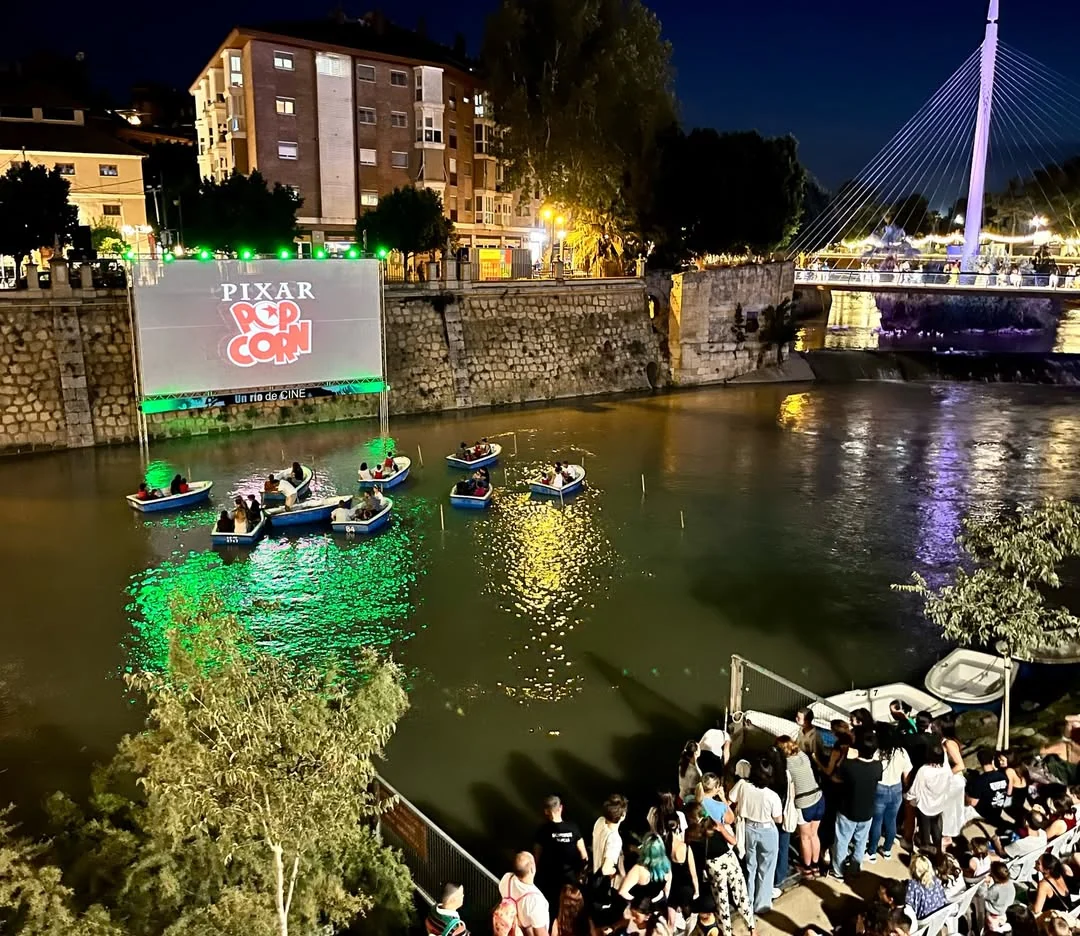 Pantalla de cine junto al río Segura durante una proyección nocturna