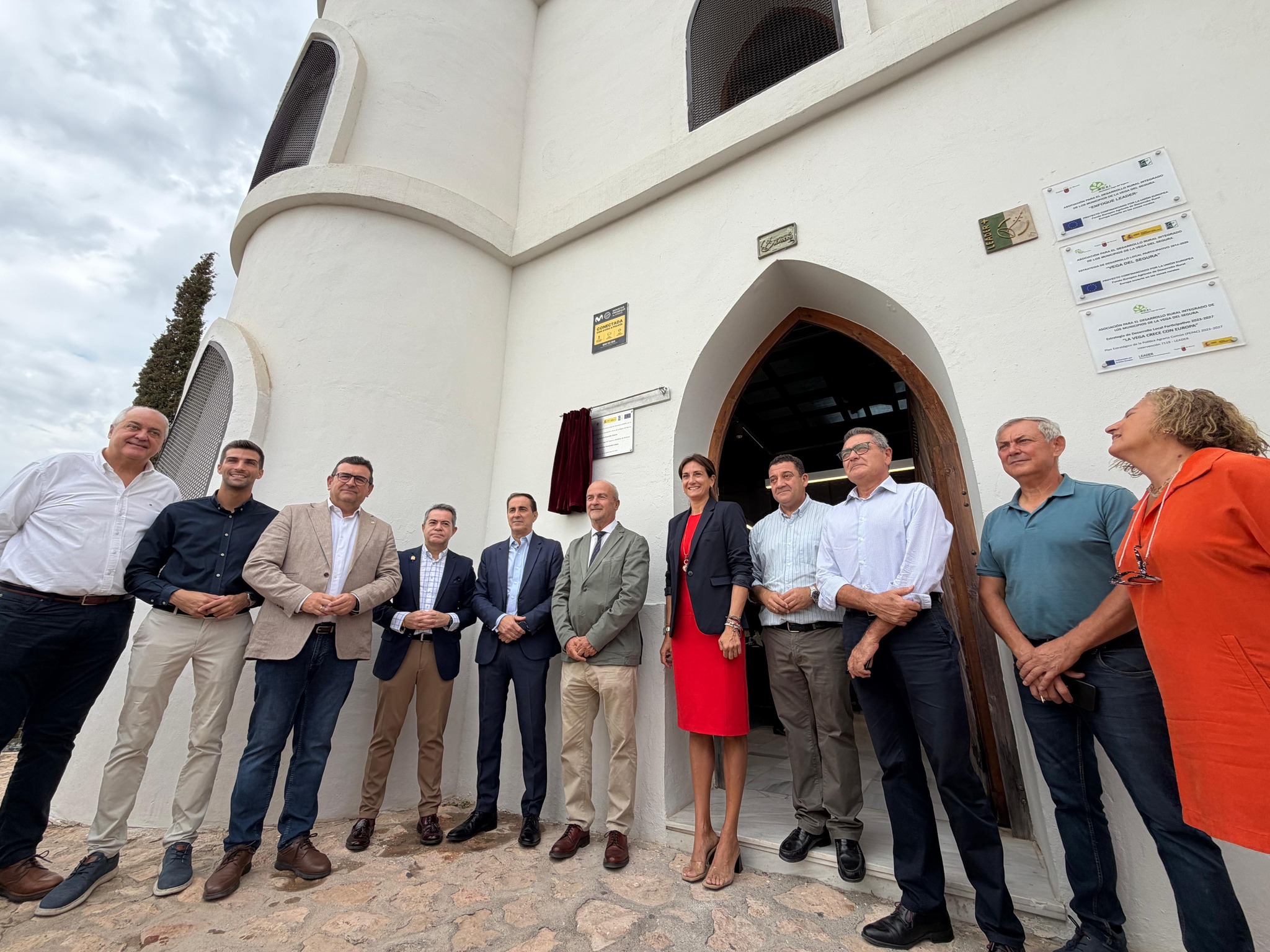 Representantes institucionales ante el Castillo de Don Mario