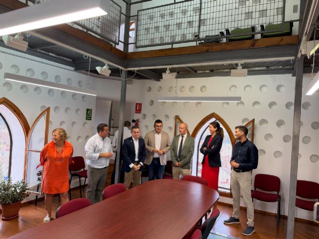 Visita a la sala de reuniones rehabilitada