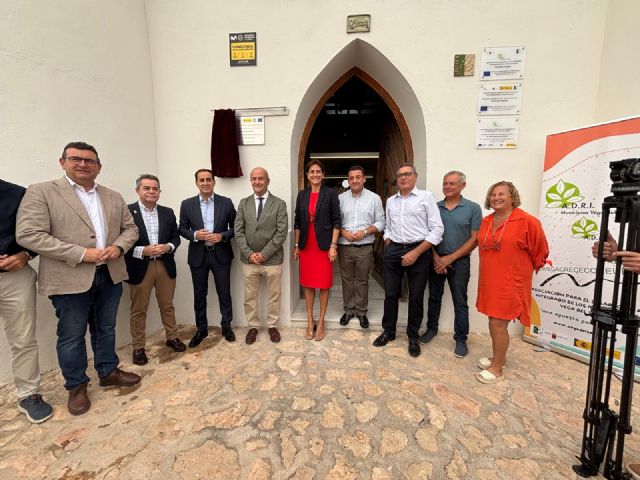 Participantes en la inauguración junto al acceso al castillo