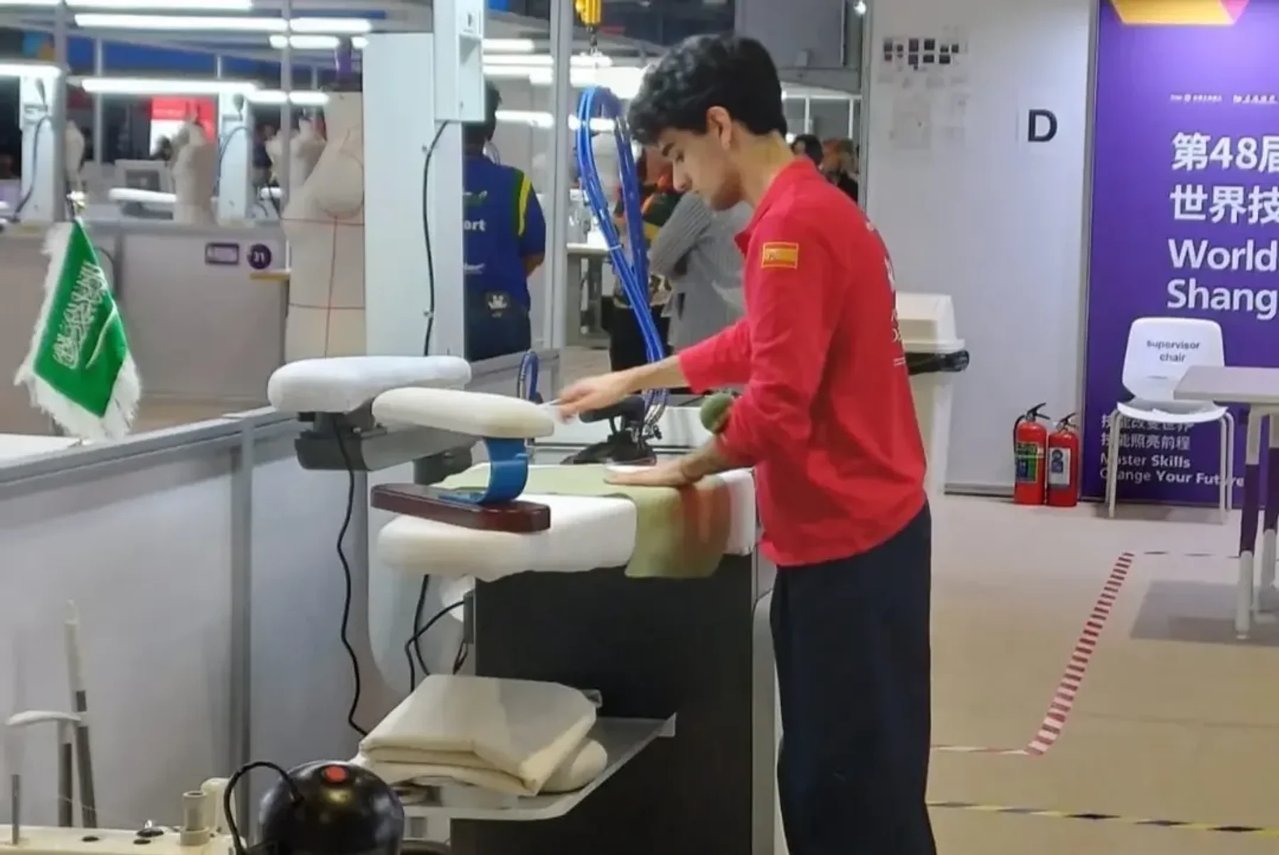 Juan García trabaja en la especialidad de Tecnología de la Moda durante WorldSkills Shanghái 2026, imagen 1