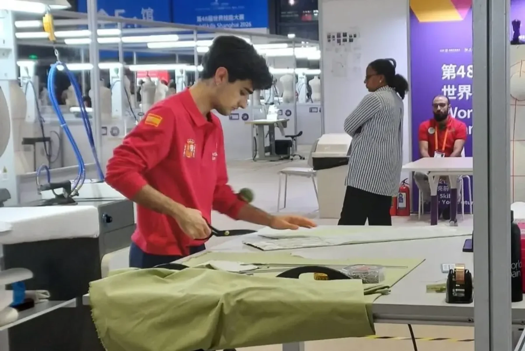 Juan García trabaja en la especialidad de Tecnología de la Moda durante WorldSkills Shanghái 2026, imagen 2