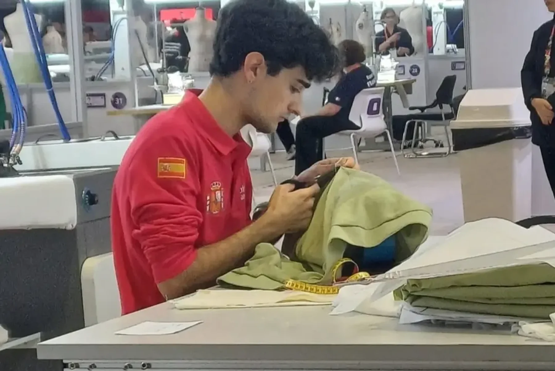 Juan García trabaja en la especialidad de Tecnología de la Moda durante WorldSkills Shanghái 2026, imagen 3