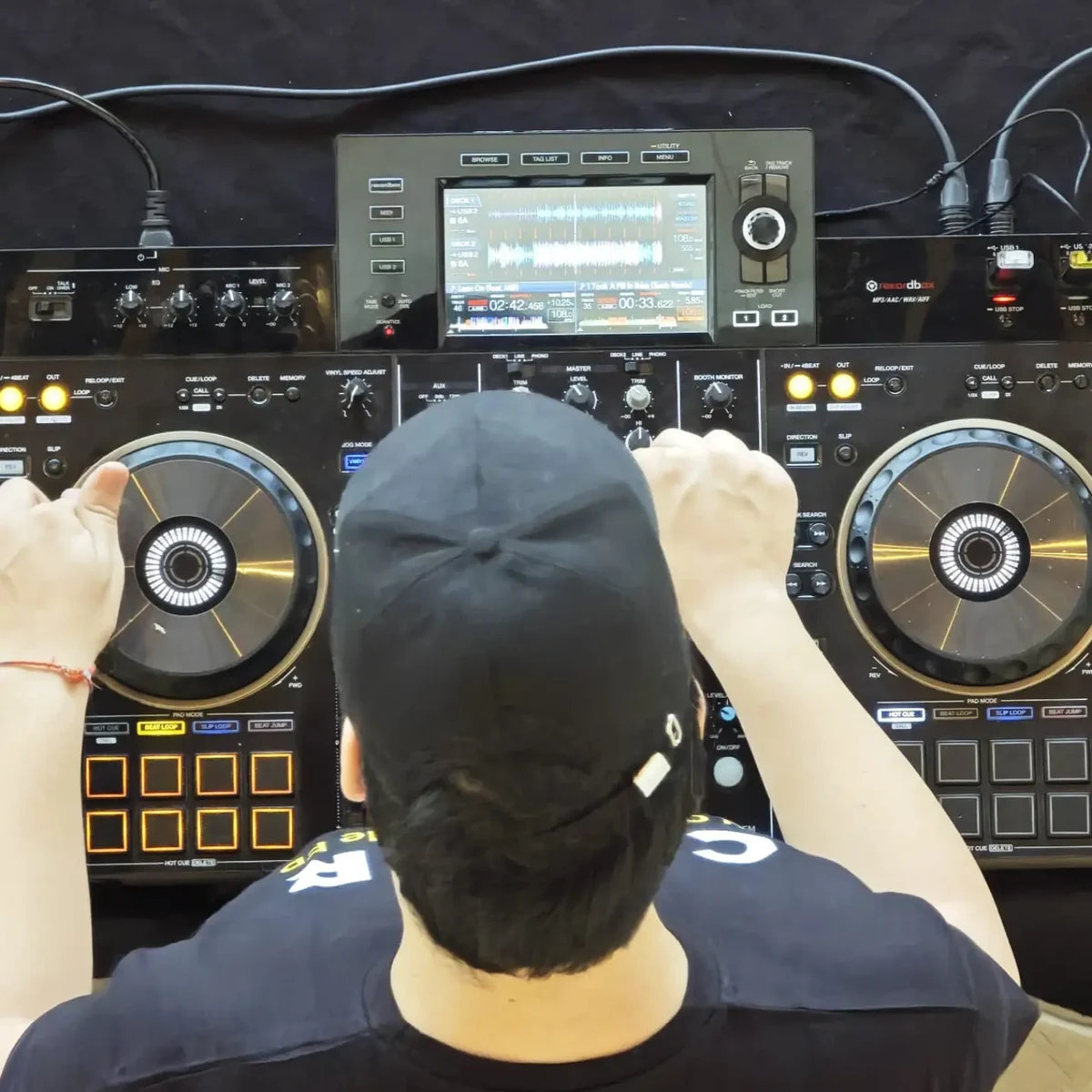 Mesa de mezclas y controladora en el estudio de preparación de Víctor Zurano