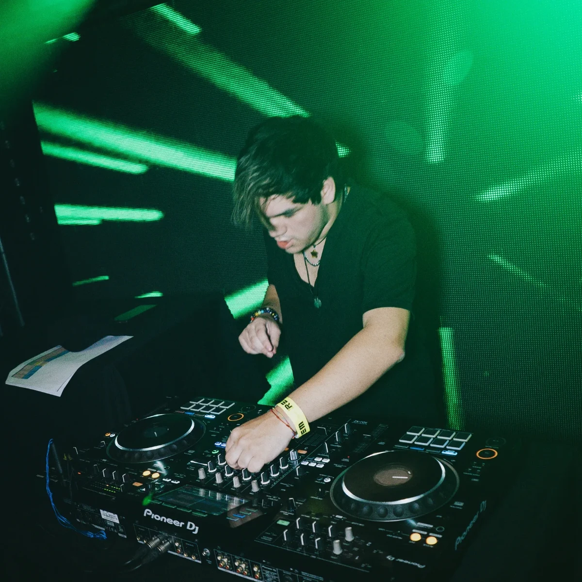 Víctor Zurano preparando una sesión techno entre luces verdes