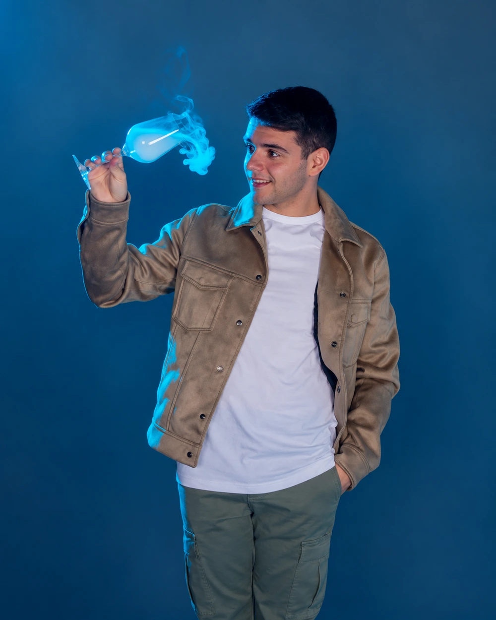 Alejandro Bayona con una copa y un efecto de humo. Fotografía facilitada para la entrevista; encuadre adaptado con IA.