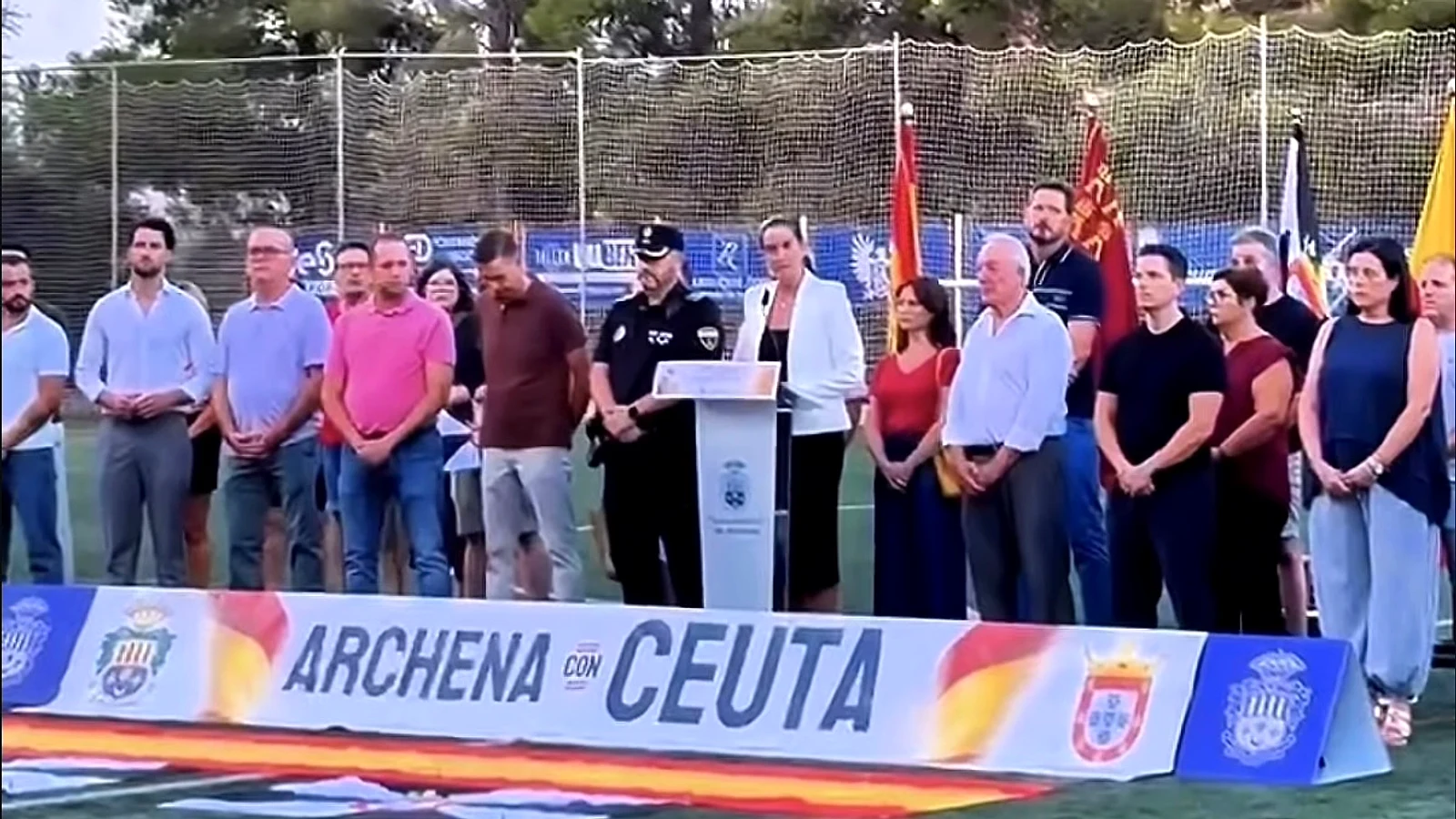 Autoridades y vecinos durante el acto “Archena con Ceuta” celebrado en el Andrés Abenza.
