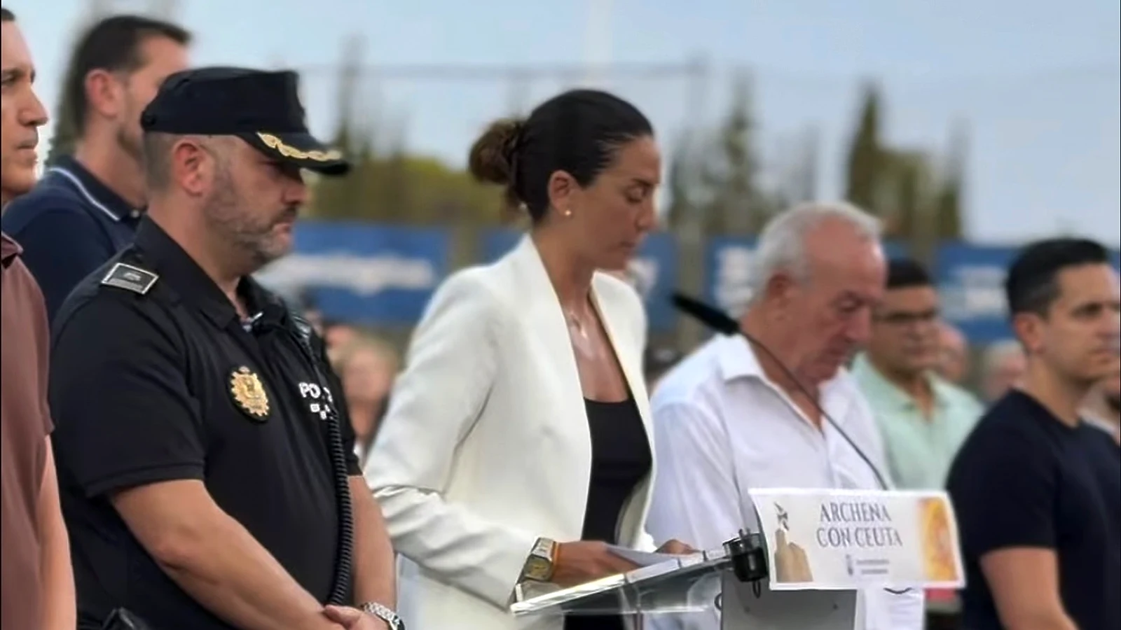 Patricia Fernández lee el manifiesto municipal de apoyo a Ceuta en Archena.