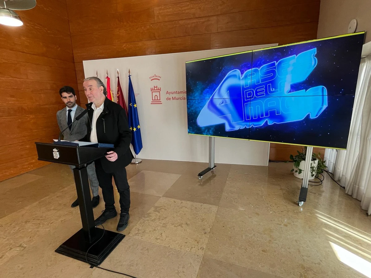 Domingo Artés y el concejal Diego Avilés en una presentación del Festival Internacional de Magia de Murcia. Foto: Ayuntamiento de Murcia.
