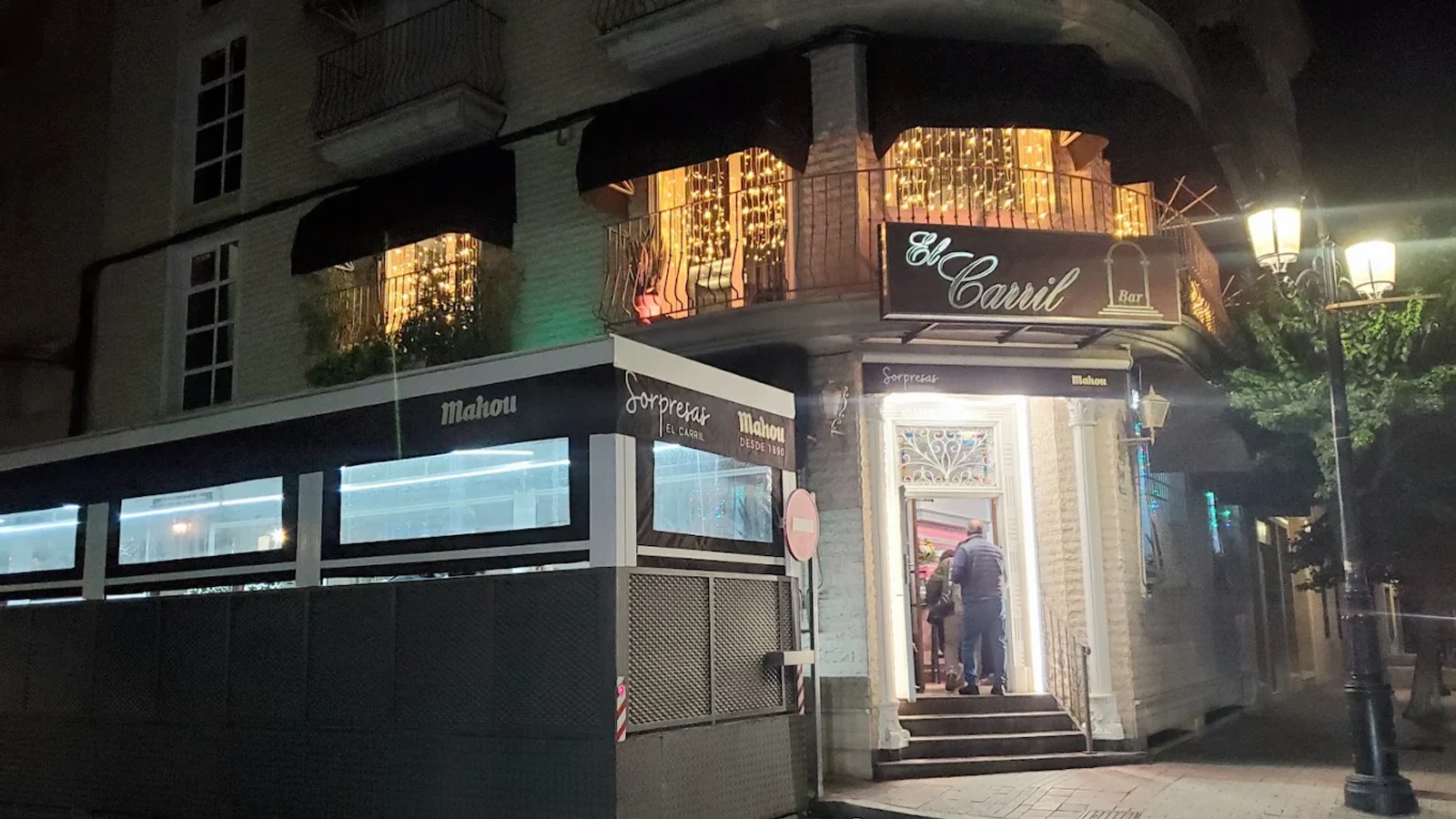 Fachada nocturna de Bar El Carril en Archena