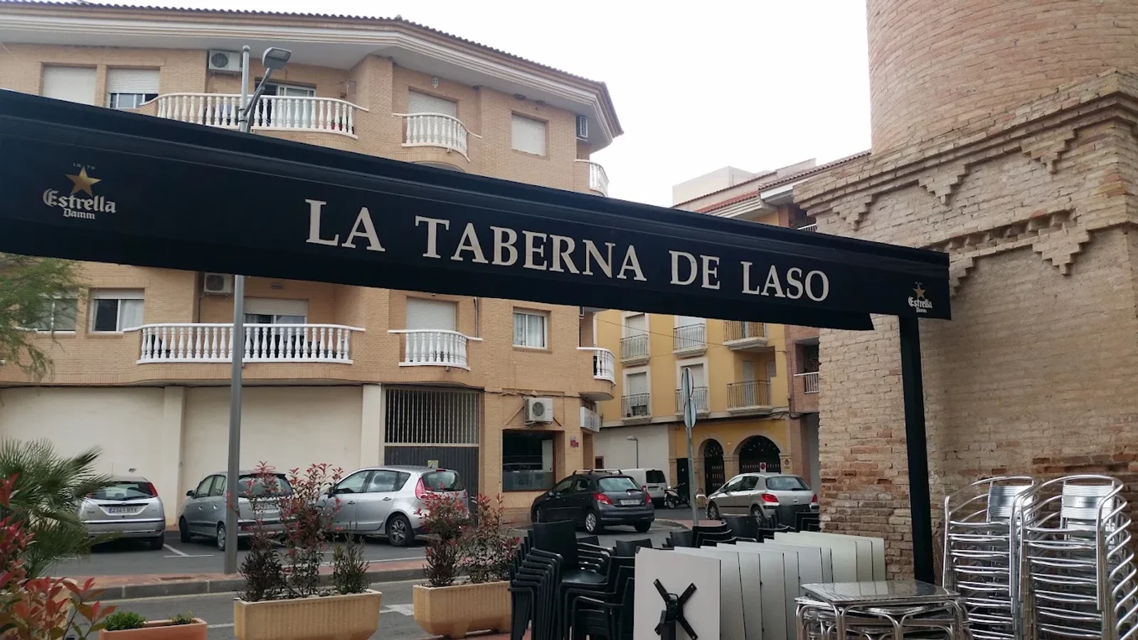Terraza de La Taberna de Laso junto a la Chimenea de Basilio