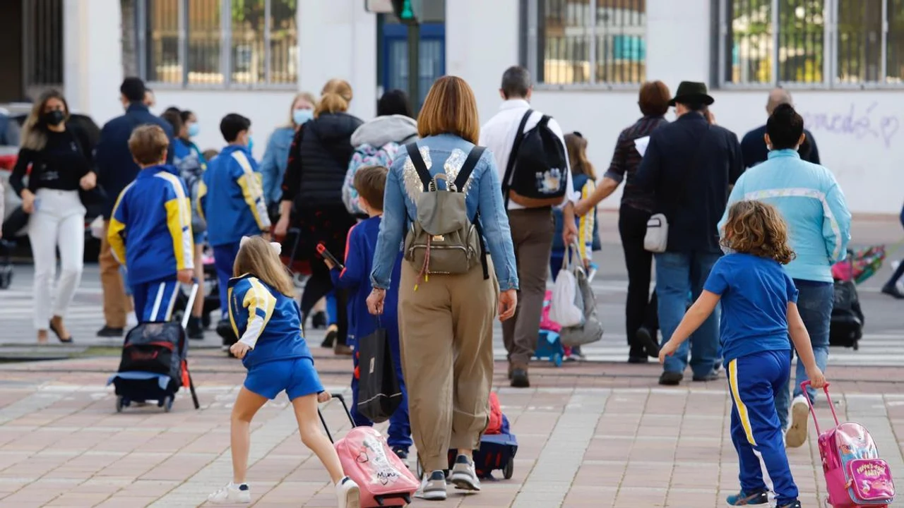 Familias llegando a un centro educativo al inicio del curso