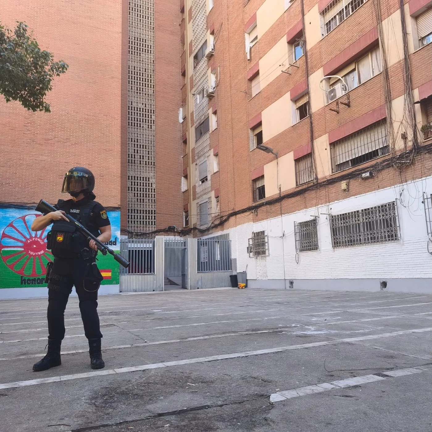 Un agente de Policía Nacional durante el operativo desplegado en La Fama. Imagen publicada por El Lorquino.