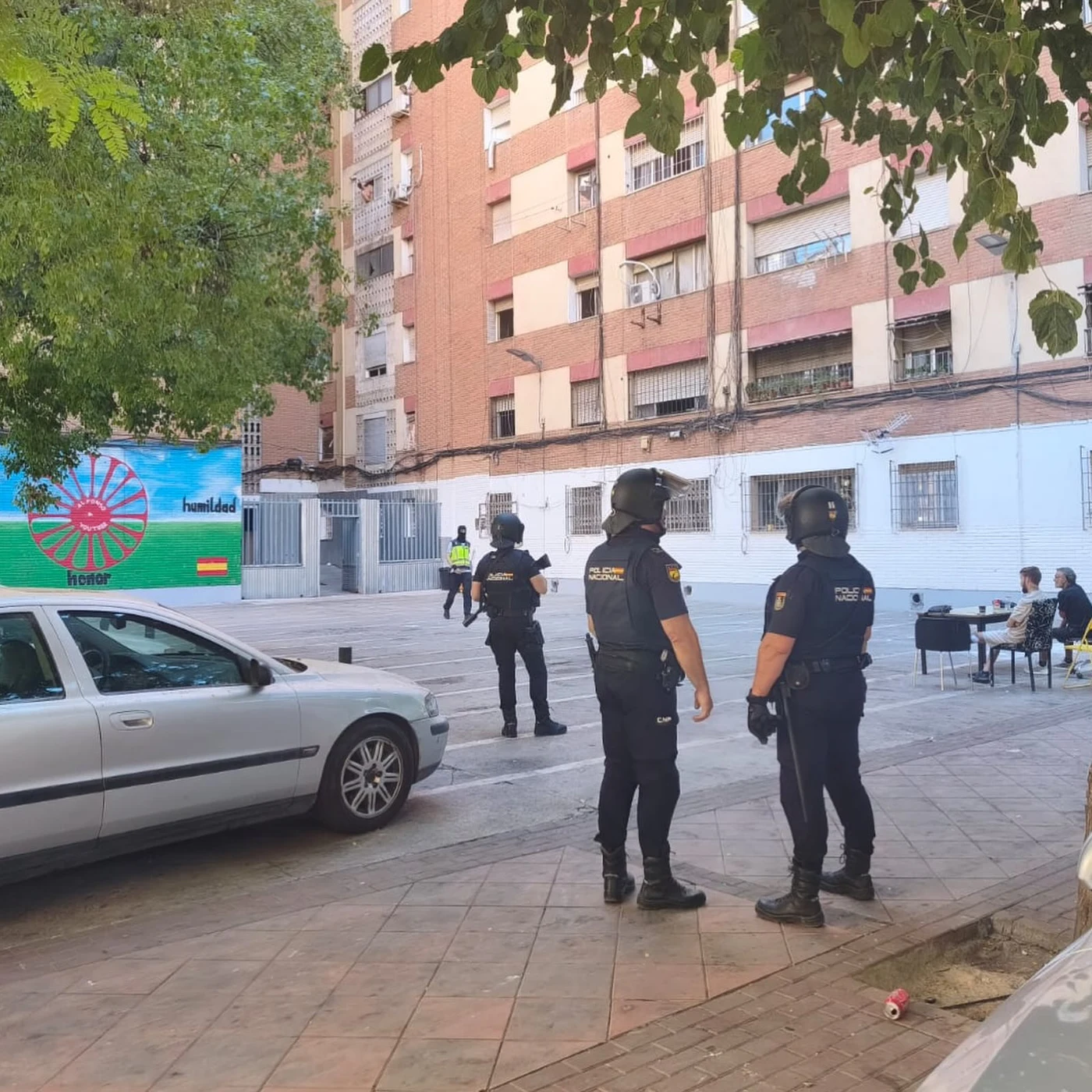 Agentes de Policía Nacional desplegados en el barrio murciano de La Fama. Imagen publicada por El Lorquino.