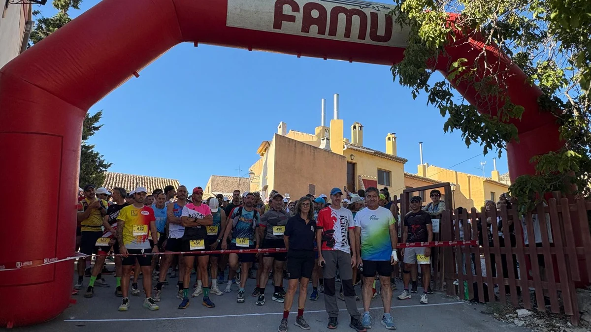 Salida de la VII Máximum Revolcadores en Inazares, prueba puntuable del circuito Trail Tour FAMU 2026. Foto: FAMU.