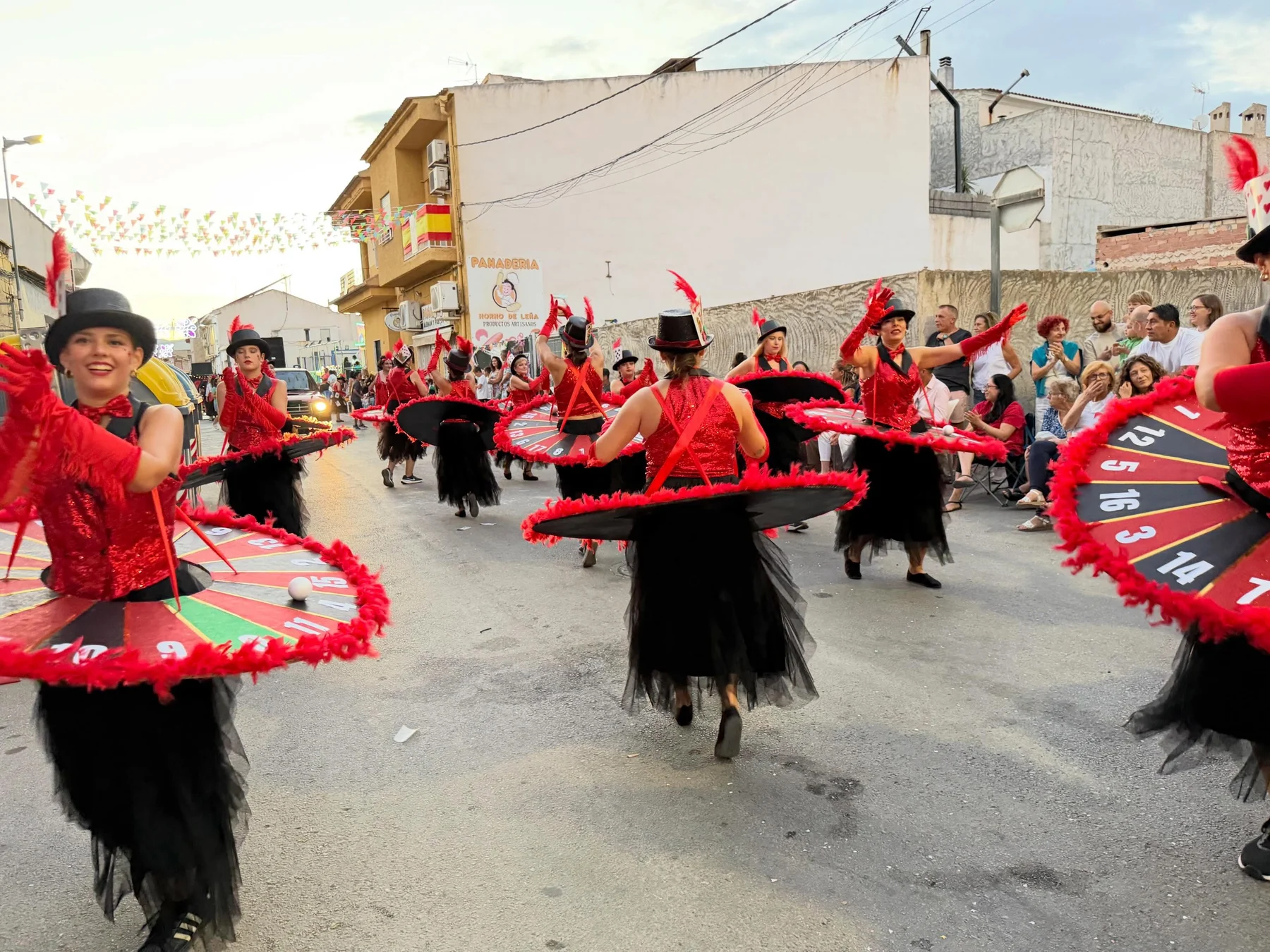 Comparsa inspirada en una ruleta en las fiestas de La Algaida