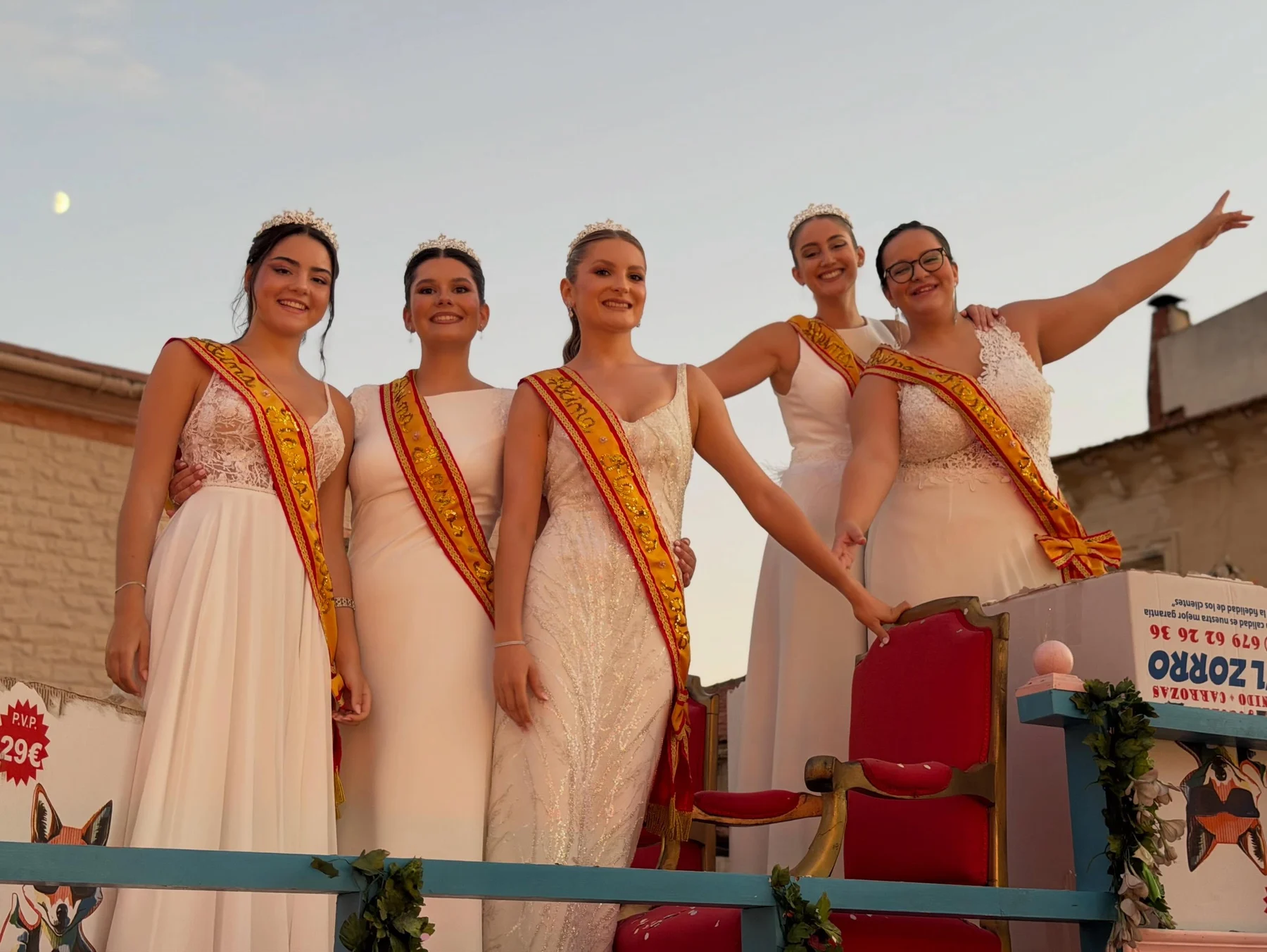 Reinas de las Fiestas de La Algaida durante el desfile de carrozas