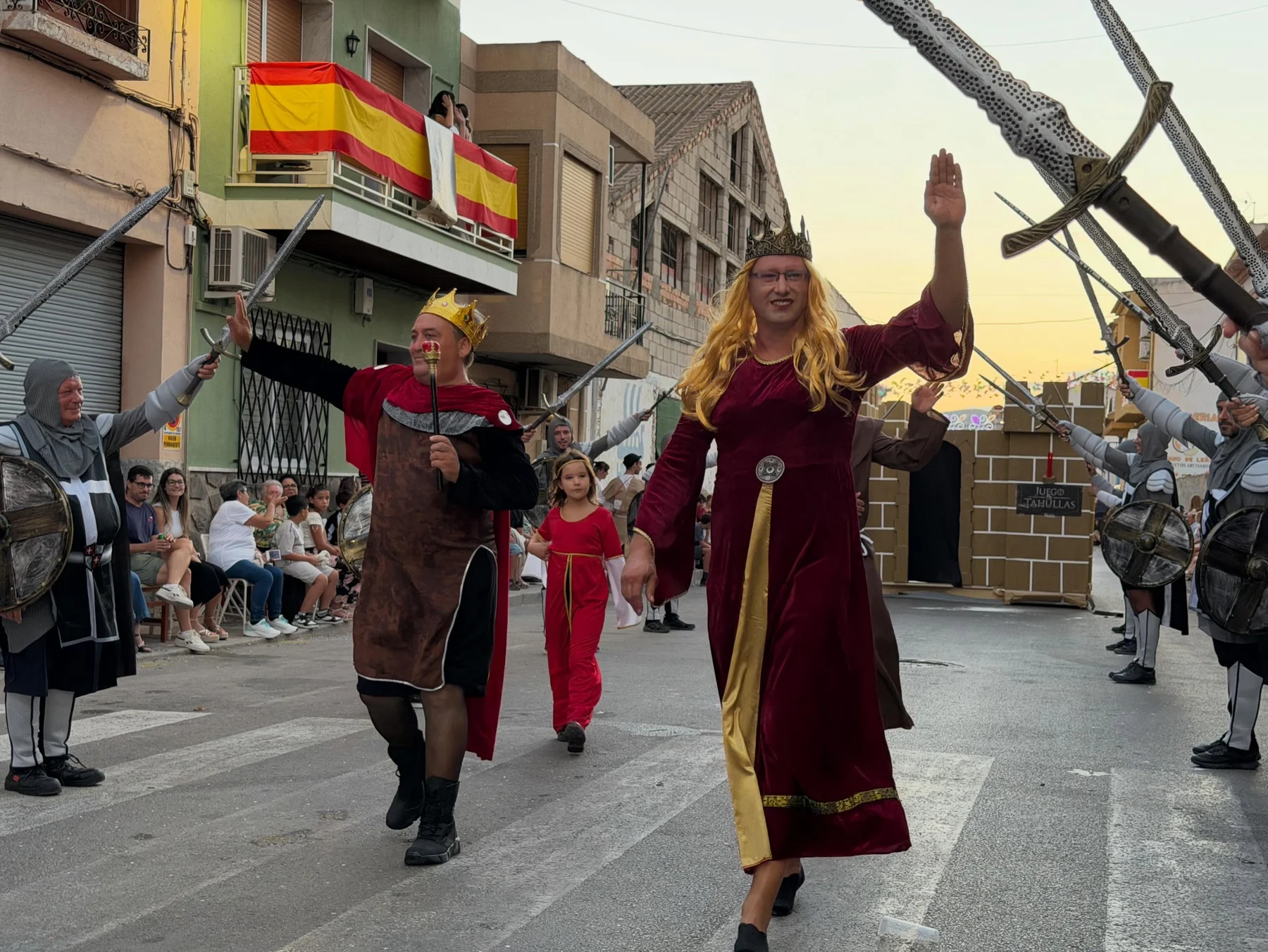 Participantes caracterizados en el desfile de carrozas de La Algaida