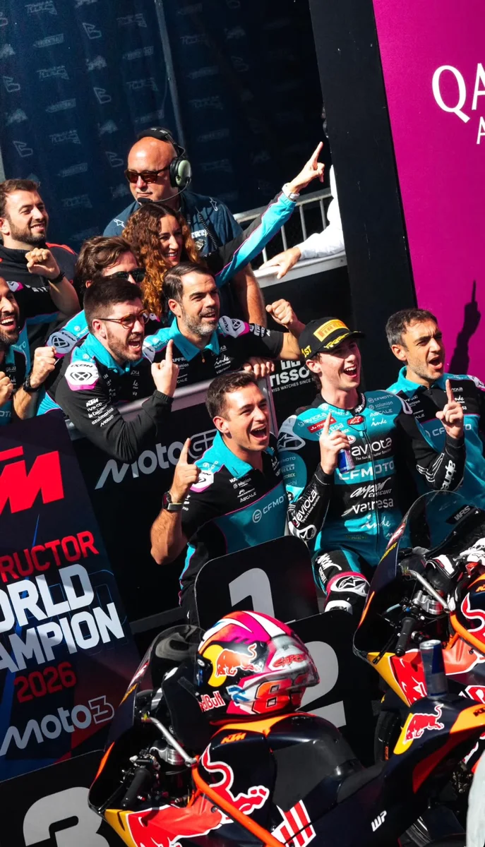 Máximo Quiles celebra con su equipo tras ganar en Austria
