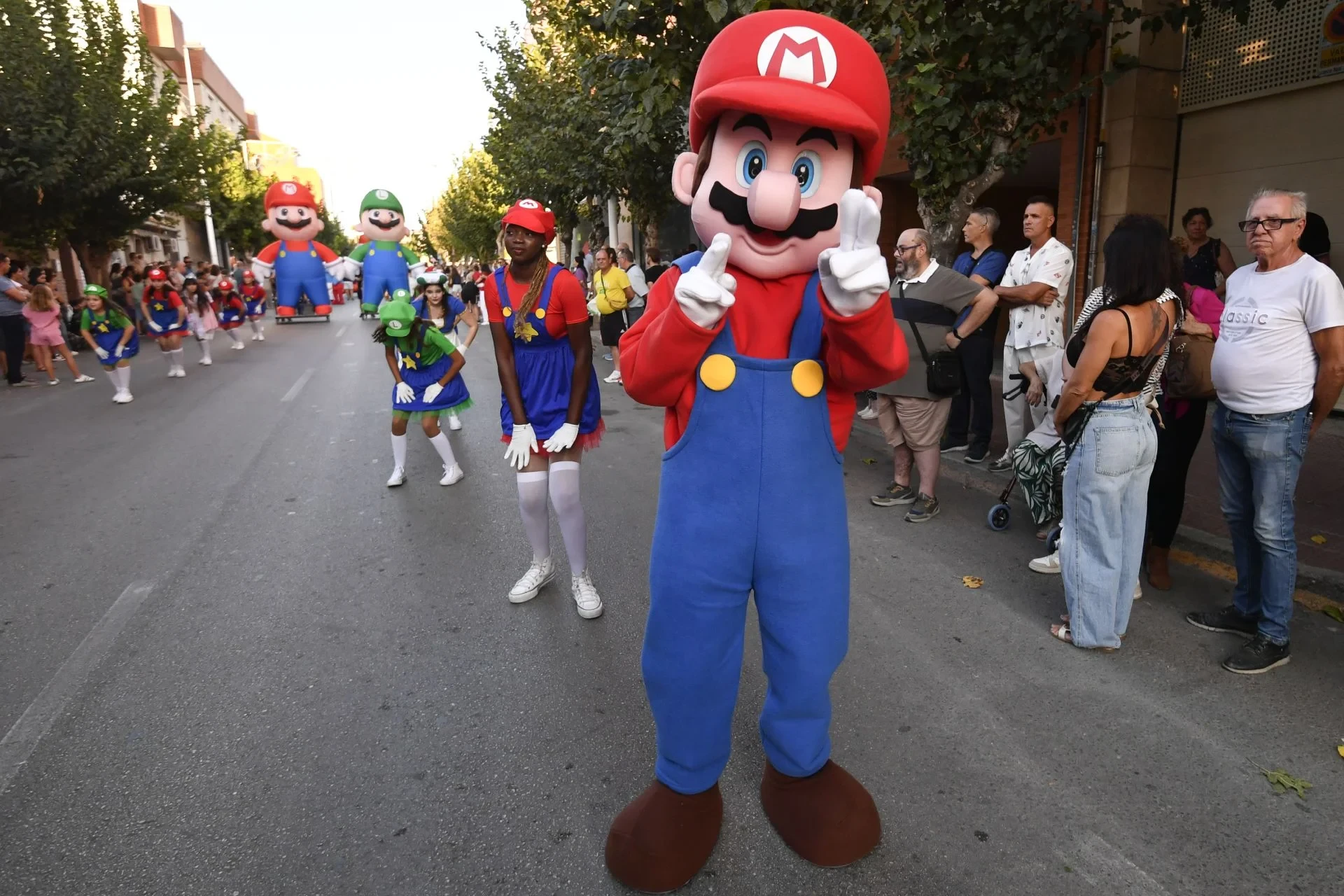 Molina llena sus calles: 25 peñas, 1.200 participantes y un desfile sin traca - foto 1