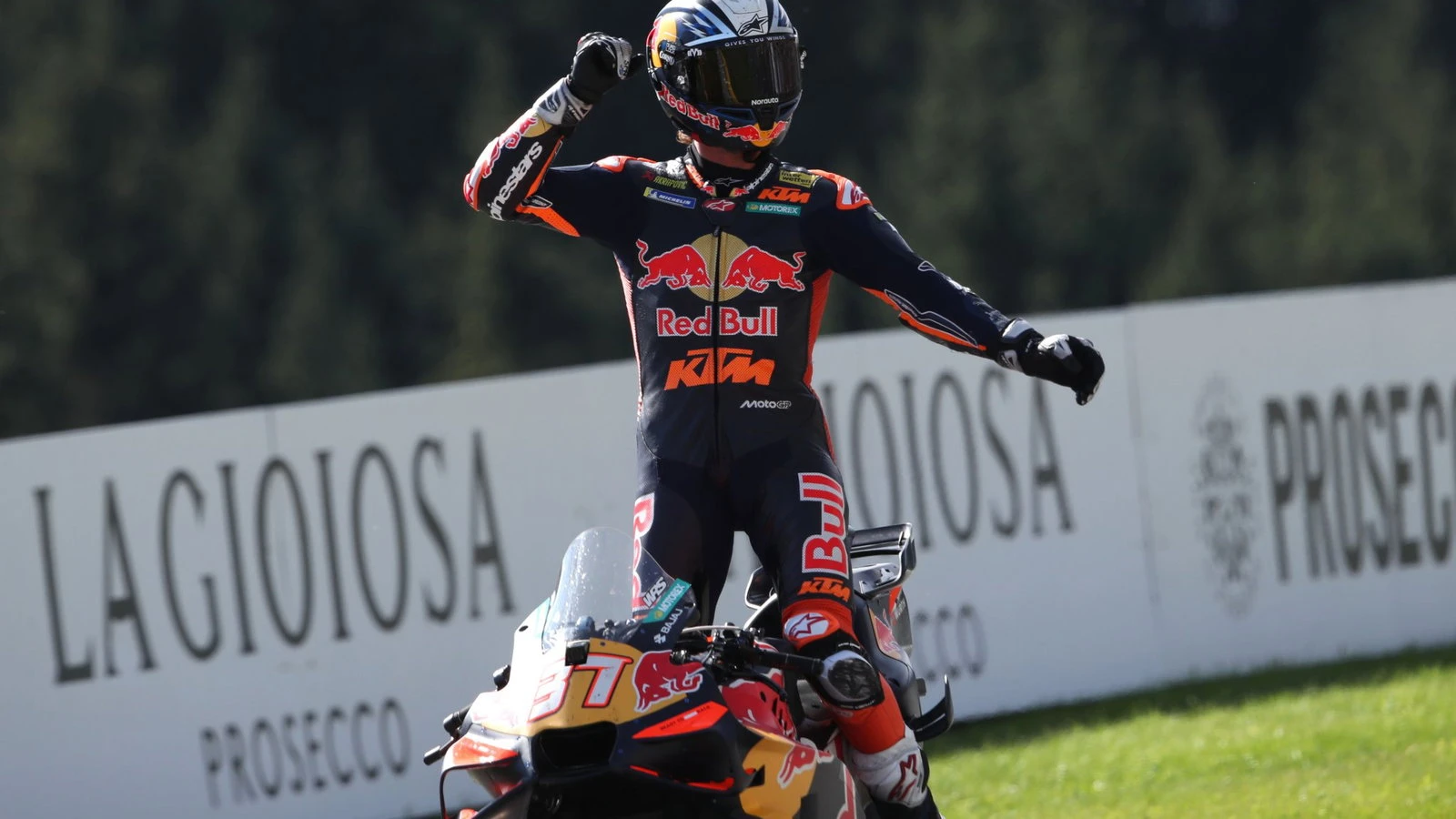 Pedro Acosta celebra en Austria su primera victoria de MotoGP