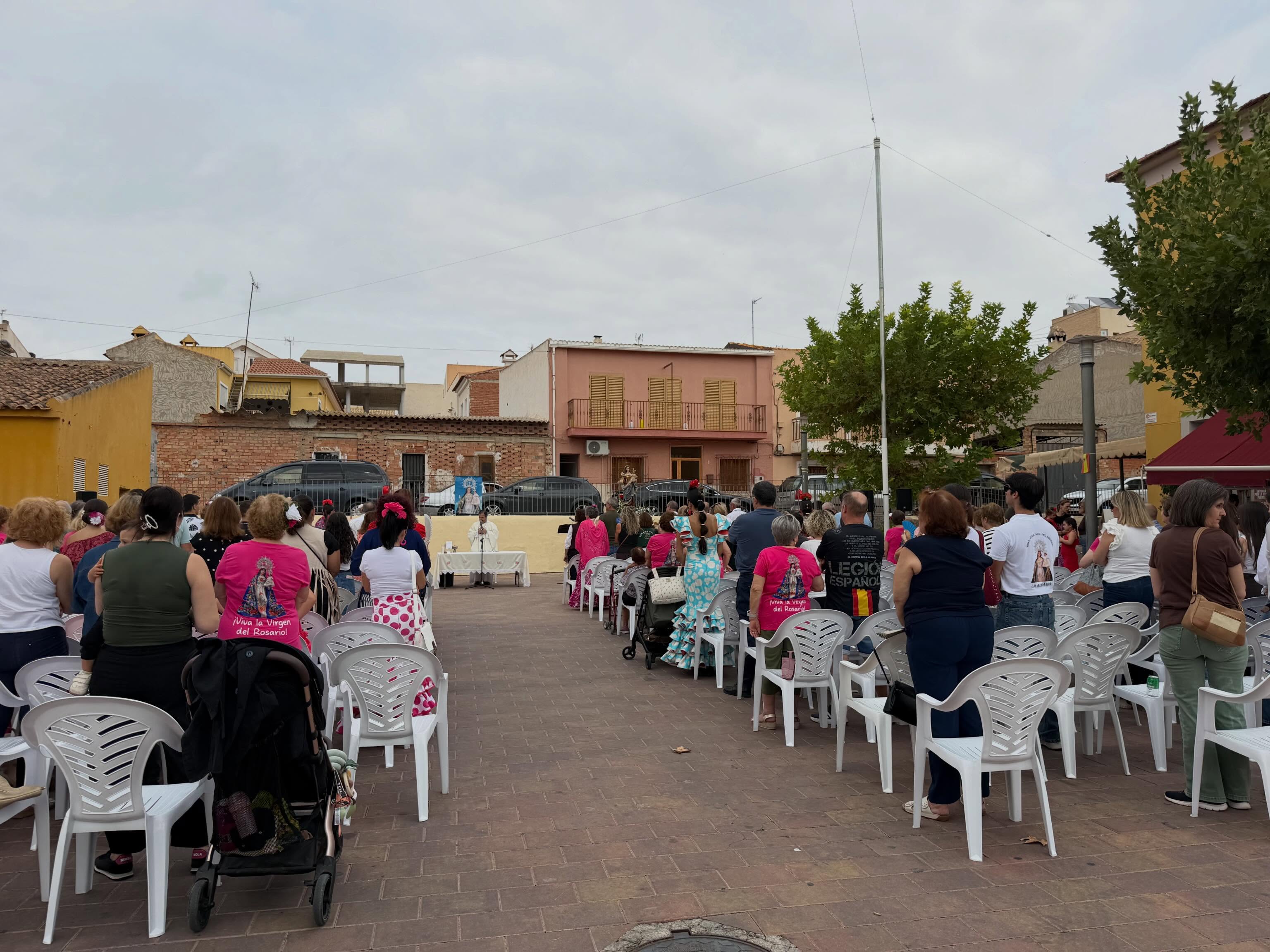 Los asistentes participan en la misa al aire libre.