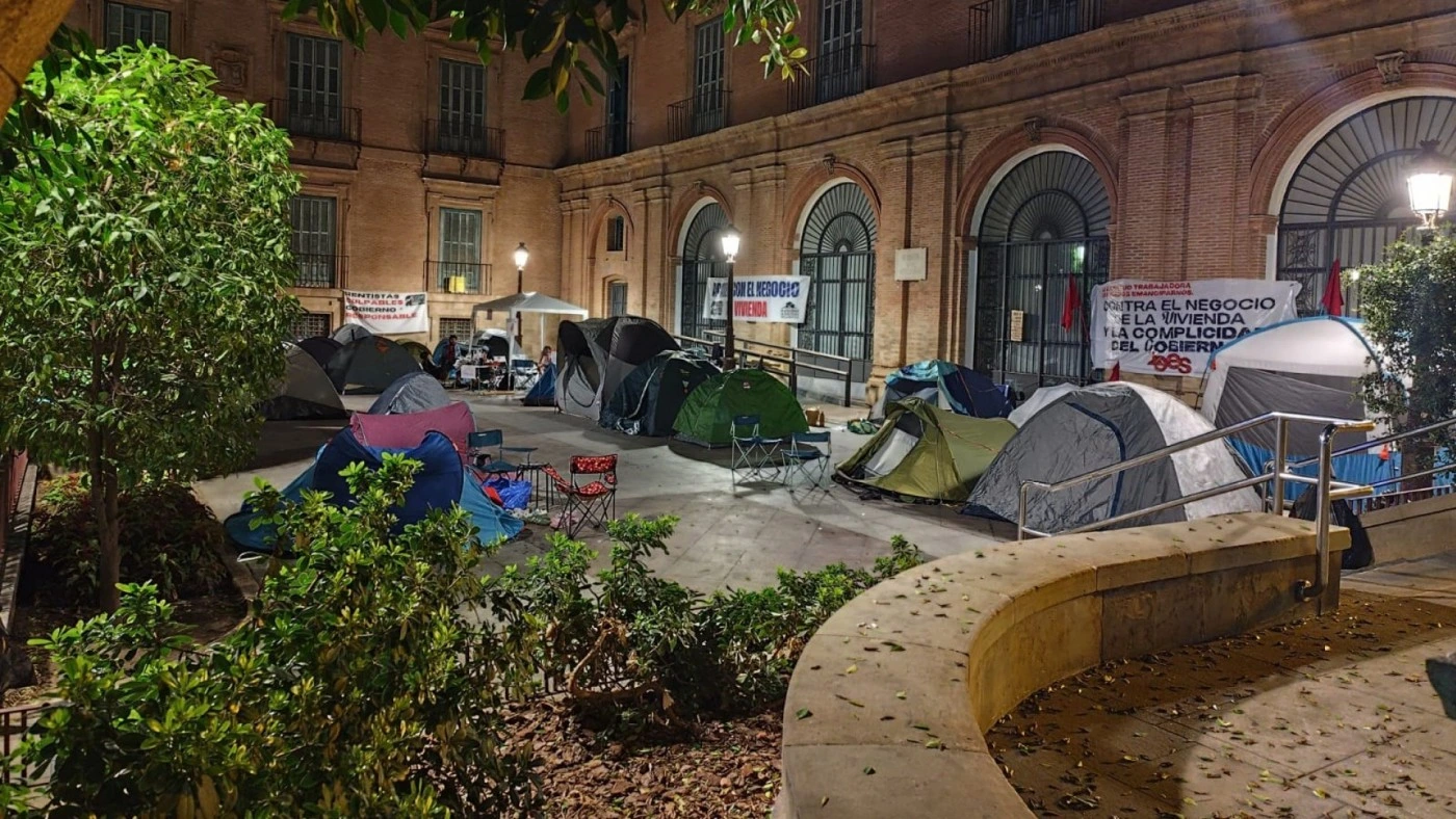 Tiendas de campaña durante la noche en la Glorieta. Fotografía difundida por Onda Regional de Murcia.